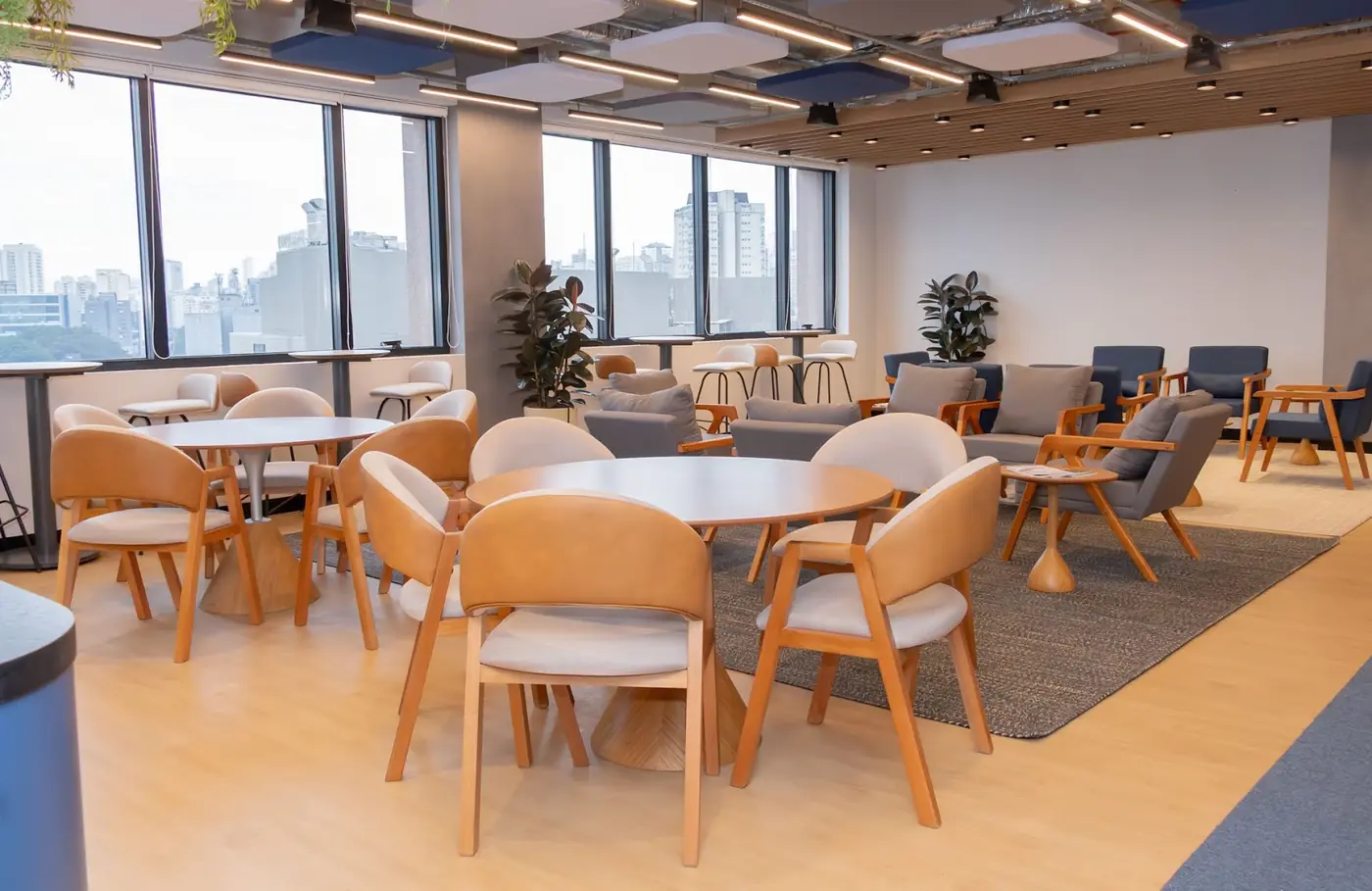 Lounge de networking com vista para a cidade
